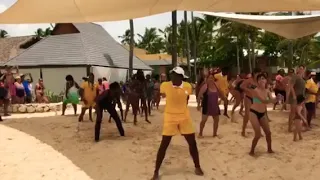 Горячий танец доминиканцев с туристами