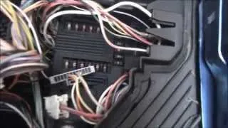 How to remove  fusebox on Renault Megane