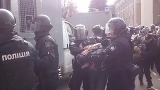 Поліція затримує представників національних дружин під час візиту Порошенка до Полтави.