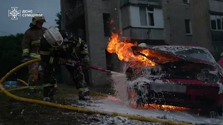 У Сумах рятувальники ліквідували загоряння автомобіля (ВІДЕО)