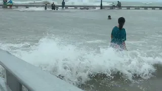 Strong Waves Barrel Toward Florida