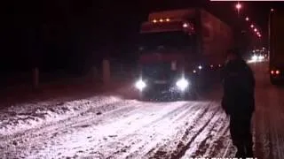 МНС  визволили з снігової пастки 13 вантажівок.mp4