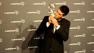 Djokovic smiles at receiving the Laureus award (and tons of flashes!!)