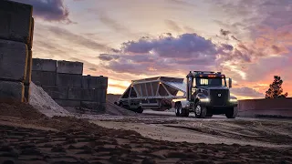 Volvo Trucks – The New Volvo VHD – Walk Around Axle Forward