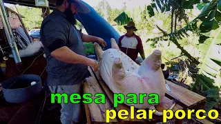 construindo a mesa de pelar porco