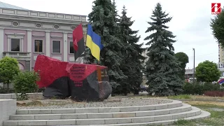 Пам'ятник Бандері і Шухевичу знову облили фарбою