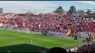 Lanerossi Vicenza, allo stadio Menti la curva sud canta l'inno biancorosso