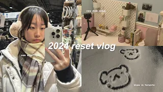 2024 reset vlog: desk makeover, iphone 15 pro unboxing, new years resolutions, movie nights