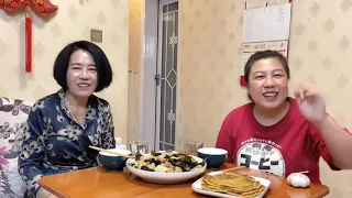 东北娘俩做家乡美食，烙年糕饼子，再来个大烩菜，连饭带菜全造光