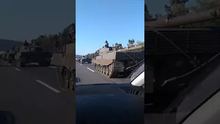 Österreichische Panzer auf der Autobahn A2