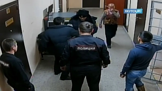 В Усть-Алданском районе нападение на полицейского сняла камера наблюдения