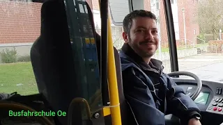 Ein neuer Busfahrer wird eingewiesen