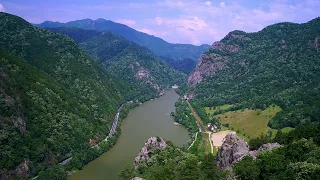 Valea Oltului si Muntele Basarab. Imagini din Turnul lui Teofil, Căciulata, Vâlcea. P.National Cozia