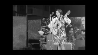 Singers (Mimi Fariña ?) live in Cuba, 1967