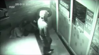 Камеры видеонаблюдения зафиксировали как человек проходит сквозь стену как призрак