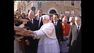 Benedetto XVI visita Isola Tiberina a Roma 7 aprile 2008. Mozzetta bianca