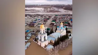 Озеро Пестрое вышло из берегов в Петропавловске. Вода хлынула в жилые дома и затопила их