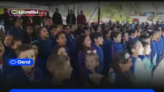 Alunos de escolas municipais cantam hinos e encantam na Praça Nereu Ramos - PORTAL LITORAL SUL