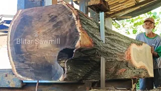 Extraordinary!! the process of sawing super hard giant acacia wood into thick, expensive planks