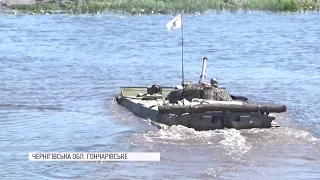 Військові навчання: як танкісти долали перешкоди на суші та у воді