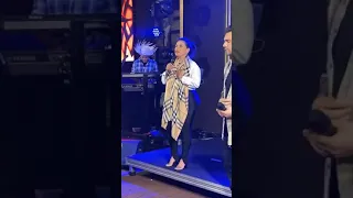 Simone e Simaria cantando junto com Tarcísio do acordeon