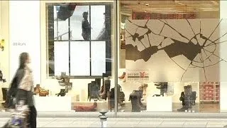 75-летие "Хрустальной ночи" - магазины Берлина наклеили разбитые стекла