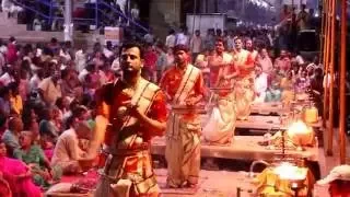 INDIA GANGA AARTI IN VARANASI/BANARAS.