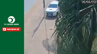 Motorista invade pista contrária e atropela ciclista.