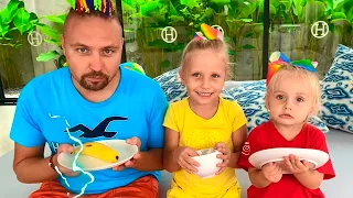 Alicia está aprendiendo a comer sano y a hacer ejercicio con papá y bebé Eva