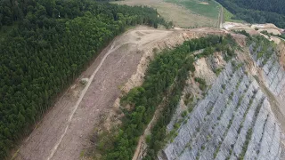 Vápenka Vitošov 2024 .Vykácený kopec. Odtěžování kopce. Bortící se čelní strana