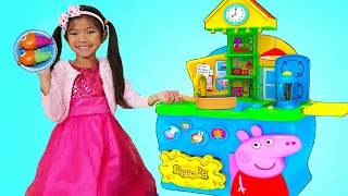 Emma Pretend Play con su Juego de Cocina de PEPPA PIG | Juguetes para Niños