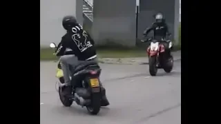 Motorrijder knalt hard tegen scooterrijder!