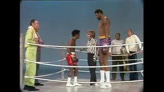 Sammy Davis Jr. vs. Wilt Chamberlain | Rowan & Martin's || funny boxing || exclusive bang