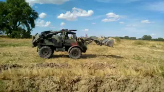 SEE Tractor really digging with loader