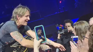 Keith Urban Listens to a Fan's Heartwarming Poem & Sings, Making Memories of Us @ Oklahoma Concert