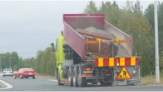 Scania R480 8x4 med stödkantläggare / support strip paver