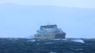 Ferry Pathagon cruzando el Estrecho de Magallanes con mal tiempo