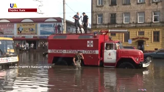 Наслідки сильної зливи ліквідовують у Львові