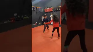 Nas aulas de capoeira infantil, as crianças aprendem e se desenvolvem de maneira lúdica.