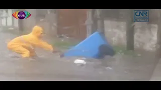 #AccraFloods: Man CAUGHT dumping rubbish on a flooded street