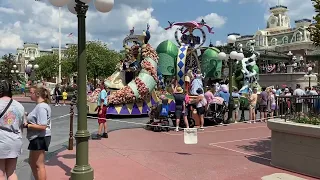 Sam at Disney Parade while in Magic Kingdom with Kelly, Kenlee, Anderson, & Jenna @onthatnote m