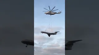 Ми-26Т поднял самолет на тросу.