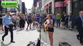 ¡Todos se detienen a escuchar a esta joven angelical! ¡Un verdadero TALENTO musical callejero!