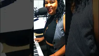 Aline silva na seresta tocando teclado