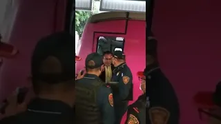 Bien borracho detienen a conductor del metro en México  - Checa el final pide favores jajaja