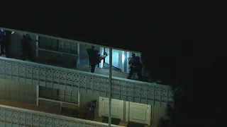 Police kick down door to arrest suspect after San Fernando Valley chase | ABC7 Los Angeles