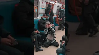 пацан крикнул в метро
