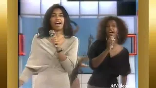 Irmãs Barbosa cantam "Vem cá benzinho" no Clube do Bolinha (1991)