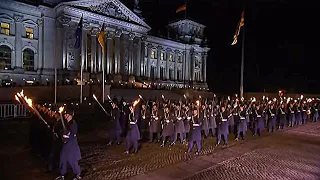 Preußischer Zapfenstreichmarsch vor dem Reichstag: Wachbataillon BMVg/Musikkorps der Bundeswehr