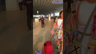 Gorgeous Shriya saran spotted at Mumbai Airport